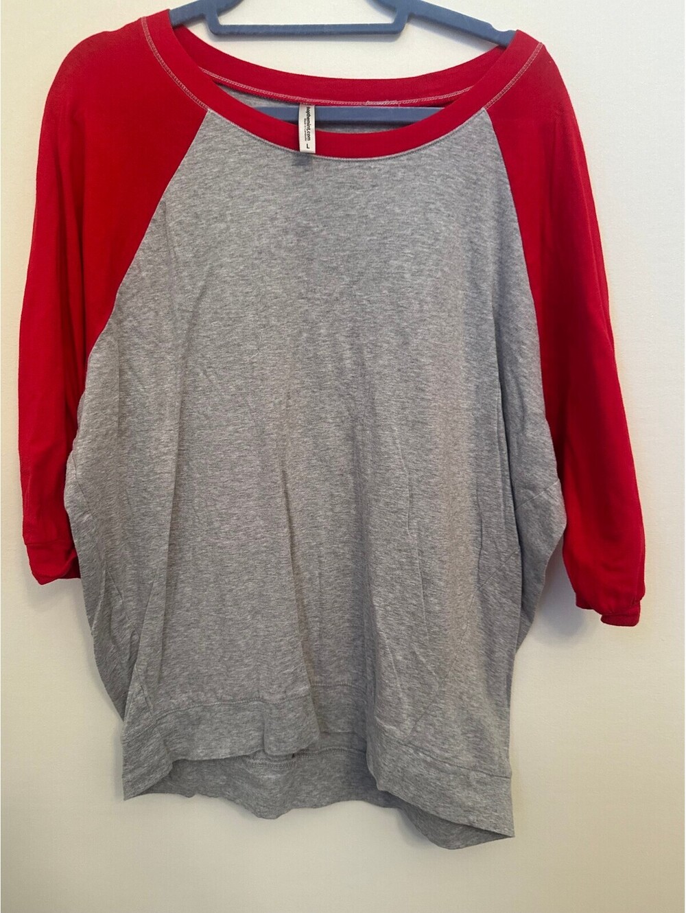 Gray red raglan 3/4 sleeve top